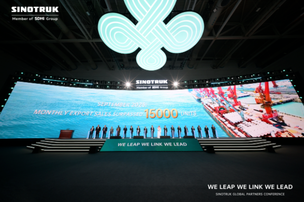 且向潮頭再揚帆！中國重汽重卡單月出口1.5萬輛，再次刷新行業紀錄